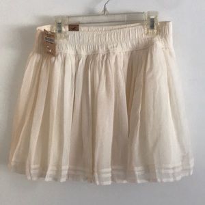 Cream colored small hollister skirt